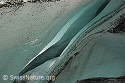 F120604: Feine Farbtöne in schmaler Gletscherspalte