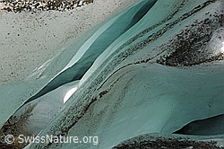 F120606: Feine Farbtöne in schmaler Gletscherspalte