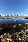 F122471: Spiegelung der Berner Alpen in Bergsee