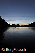 F122533: Abendstimmung an mit Schwarzeis bedecktem Bergsee
