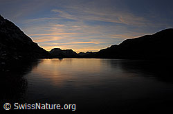 F123387: Spiegelung auf Schwarzeis