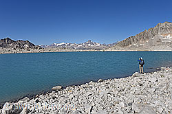 F133646: Alpinistin am einsamen Bergsee