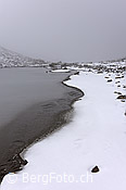 F134664: Kleiner Bergsee mit schneebedecktem Ufer im Nebel