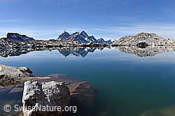 F134876: Spiegelung einer kargen Berglandschaft in Bergsee