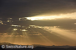 F135985: Sonnenstrahlen dringen durch Wolkendecke