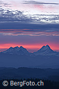 F136061: Kräftiges Morgenrot über den Berner Alpen