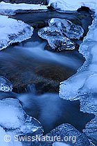 F136733: Kunstvolle Eisgebilde in Bergbach (Langzeitbelichtung)