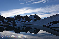 F140491: Spiegelung einer hochalpinen Berglandschaft in Bergsee
