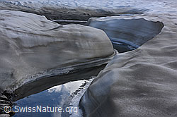 F140524: Geschwungener Wasserlauf am Gletscherrand