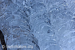 F143950: Interessant geformtes Eis