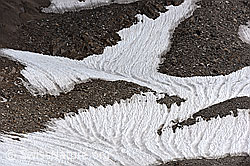 F153504: Kunstvoll geformtes Schneefeld