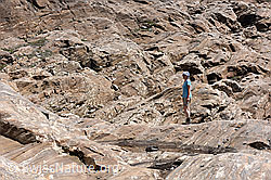 F154084: Frau in Gletscherschliff-Landschaft