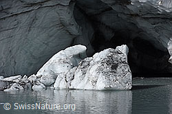 Foto: Eischollen auf Gletschersee vor Eisgrotte