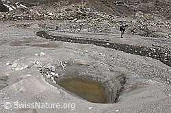 F185955: Unteraargletscher: Eisloch im Gletschervorfeld