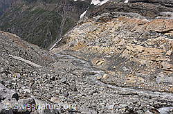 F216562: Gletscherbach und Band aus Rötidolomit