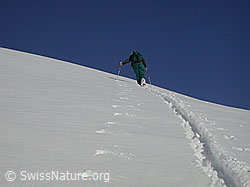 G001188: Skitourenfahrer im Aufstieg bei tiefblauem Himmel