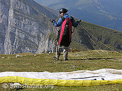 G013910: Gleitschirmpilot kurz vor dem Start