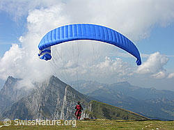 G013915: Pilot mit Gleitschirm beim Start