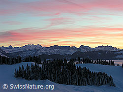 G015657: Winterabend mit Nebelmeer, Hügel, Wälder, Berge und Schnee