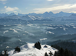 G015734: Farnliesel: Berner Alpen und Nebelschleier über Hügellandschaft